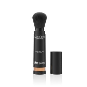 Getöntes SPF50 Sonnenschutzpuder von Marc Inbane in Medium mit integriertem Pinsel