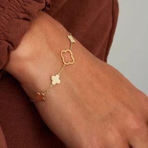 Flora Lou Armband Gold Tragebild Flora Lou Armband Gold Tragebild