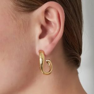 Kurvy Kreolen Gold Tragebild Kurvy Kreolen Gold Tragebild