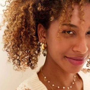 bold-twist-hoops-gold-tragebild bold-twist-hoops-gold-tragebild